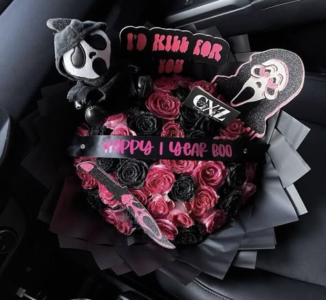 Spooky Ramos Eternal, Scream Ghost Face Bouquet, Ghost Face Bouquet, Ramos For Boyfriend, Ghost Face Flower Bouquet, Bouquets For Girlfriend, Spooky Eternal Rose Bouquet, Halloween Ribbon Bouquet, Beetlejuice Bouquet