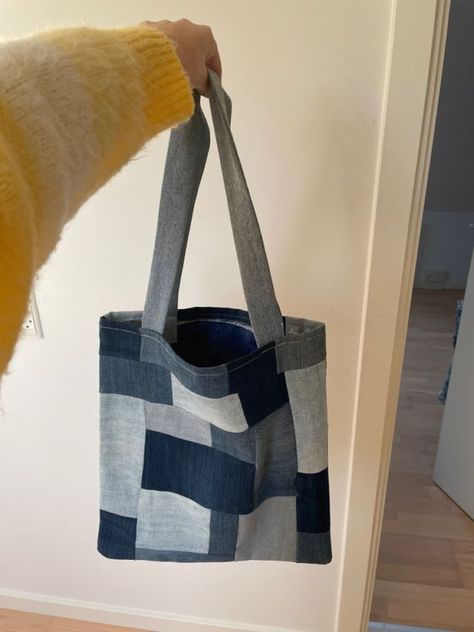 Denim tote bag #jeansbagdiy #jeansbagdiyfreepattern #jeansbagdiyhowtomake Diy Bags From Old Clothes, Tote Bag From Old Jeans, Tod Bag, Jean Tote Bag, Textile Pattern Design Fashion, Tote Bad, Bag From Old Jeans, Recycled Denim Bags, Denim Bag Patterns