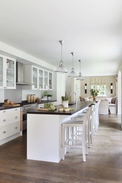 Kitchen Lighting Idea – Kitchen Design Ideas & Images (houseandgarden.co.uk) The dining table is not the only place to sit in designer Helen Green's open-plan kitchen. Her clever design provides lots of additional spaces including a cosy window seat and simple stools ranged along the central island to ensure that the kitchen is the heart of the house. Long Narrow Kitchen, Narrow Kitchen Island, Kitchen Layouts With Island, Long Kitchen, Narrow Kitchen, Classic Kitchen, Cozy Kitchen, Kitchen Trends, Trendy Kitchen