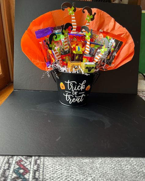 On sale in my Etsy shop https://ccchophandmadequilts.etsy.com Halloween Theme Decorations, Halloween Bouquet, School Party Favors, Nestle Crunch, Halloween Gift Baskets, Trick Or Treat Candy, Fall Candy, Hershey Miniatures, Halloween House Party