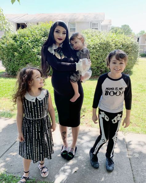 Goth Maternity Clothes, Goth Pregnancy Outfits, Goth Pregnancy, Goth Mommies, Alt Mom, Goth Family, Goth Mommy, Goth Mom, Emo Teen