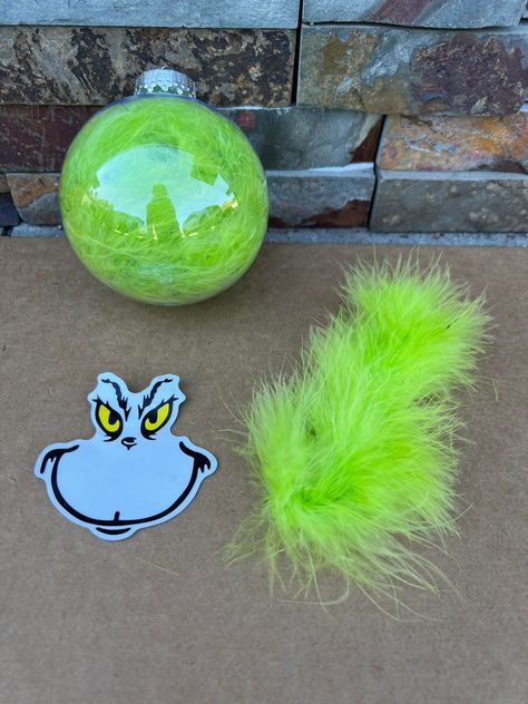 Dr Seuss Ornaments Diy, Grinch Christmas Balls, Plastic Globe Ornament Ideas, Grinch Heart Ornament, Grinch Balls, Grinch Kids Crafts, Diy Grinch Ornaments Easy, Recycled Ornaments, Grinch Ornaments Diy