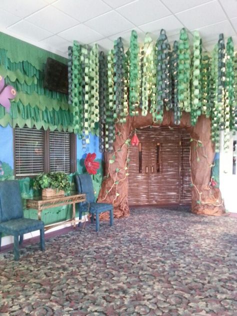 Linda escenografía para las Escuelitas bíblicas - jungla | safari | viaje misionero Enchanted Forest Classroom, Forest Classroom, Weird Animals Vbs, Jungle Theme Classroom, Christmas Potpourri, Orange Garland, Door Decorations Classroom, Camping Theme, Vacation Bible School