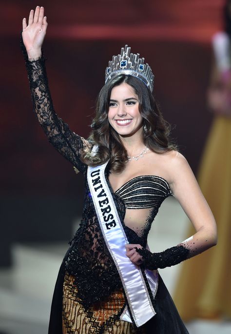 Miss Universo 2014 Paulina Vega Mis Universe, Miss Universe 2014, Pageant Tips, Miss Colombia, Mermaid Bachelorette, Colorful Hairstyles, Colombian Women, Pageant Girls, Pageant Crowns