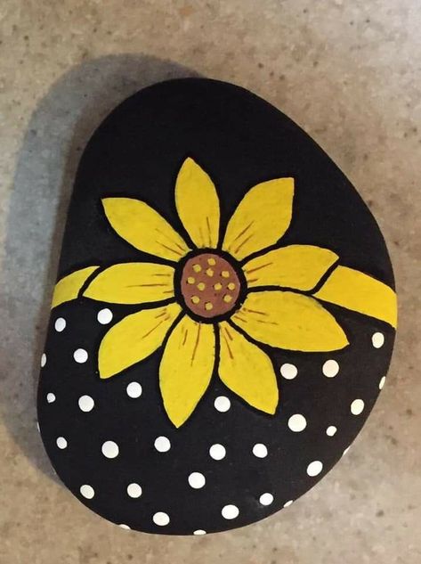 Flower Stone Painting, How To Paint Flowers On Rocks, Rock Painting Ideas Flowers Simple, Painted Rocks Ideas Easy Flowers, Stone Painting Flower, Easy Flower Designs, Large Rock Painting Ideas, Cute Rock Painting Ideas Simple, Easy Things To Paint On Rocks