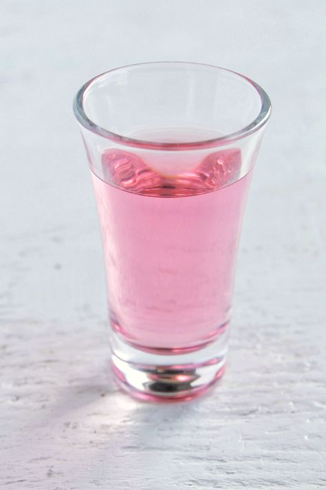 Alcohol Shot, Pink Shot Recipes, Shot Recipes Alcoholic, Champagne Shots, Easy Shot Recipes, Bar Shots, Popular Shots, Hey Bartender, Grain Alcohol