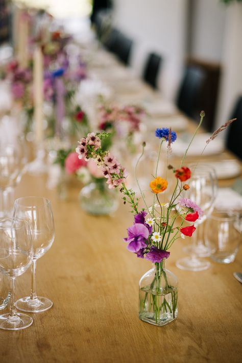 Gorgeous meadow mixed Flwoers for your wedding Tables. Early Fall Garden Wedding, Wildflowers Table Setting, Wildflower Wedding Spring, Wildflower Garden Party Wedding, Wildflower Table Arrangements Wedding, Wild Flowers Table Decorations, Wild Flower Bud Vase Centerpiece, Simple Floral Table Decorations, June Wildflower Wedding