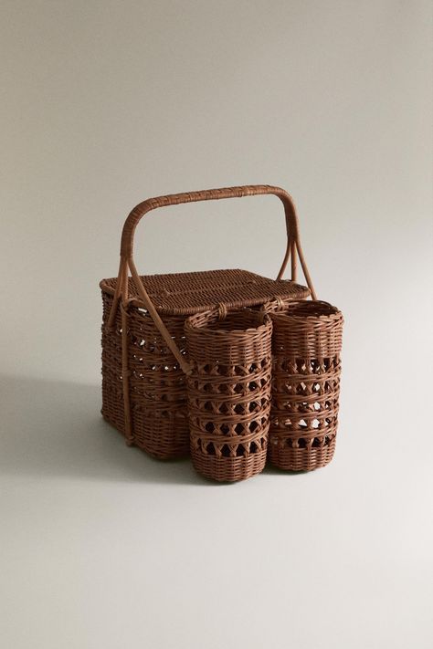 RATTAN PICNIC BASKET - Brown | ZARA United States Modern Picnic Basket, Rattan Picnic Basket, Cocktail Basket, Rattan Aesthetic, Flora Designs, Bakery Counter, Guest Basket, Picnic Gifts, Luxury Picnic