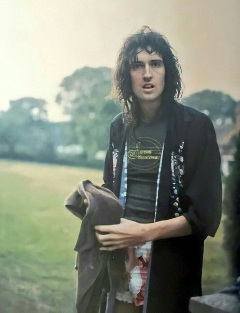 #queen #brianmay #brianharoldmay #may #guitarrista #70s Comfort Celebrities, 80s Life, Queen Brian May, Sean Leonard, Borhap Cast, Best Guitarist, Freddy Mercury, Queen Photos, Roger Taylor