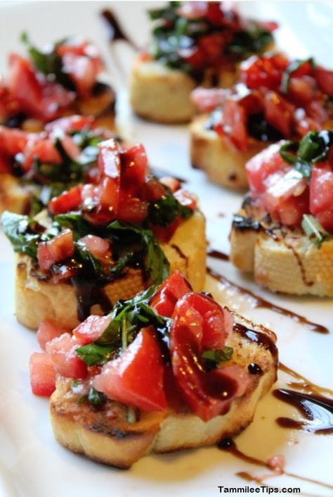 Super Easy Bruschetta Recipe! This is the best appetizer! So simple to make and great for a crowd! You can't go wrong with this tomato, balsamic vinegar glaze appetizer! Hello yum! Great for super bowl parties, football parties, birthdays, weddings, or any day you need a quick meal. Balsamic Bruschetta, Easy Bruschetta Recipe, Easy Bruschetta, Strawberry Balsamic, Small Appetizers, Bruschetta Recipe, Food Coma, Snacks Für Party, Party Food Appetizers