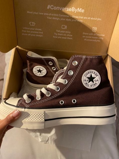 Songs To Listen At Night, Brown Converse Aesthetic, Converse Backpack, Maroon Converse, Converse Aesthetic, Brown Converse, Converse Brown, Cute Converse, Dr Shoes