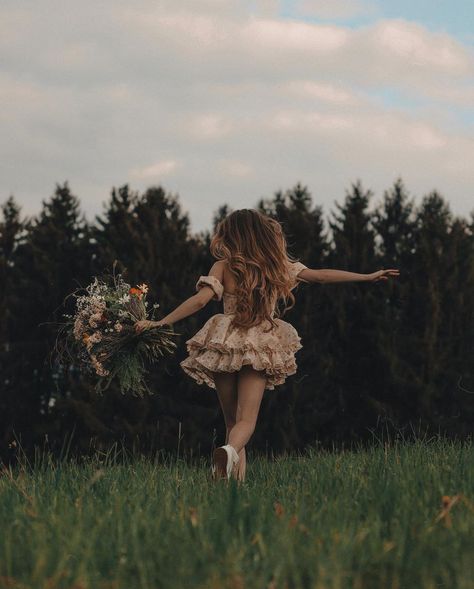 Floral Arch Photoshoot, Rose Garden Photoshoot Aesthetic, Flower Field Birthday Photoshoot, Magical Forest Photoshoot, Sweet 16 Photoshoot Outdoor, Senior Picture Ideas Fairytale, Floral Photo Shoot Ideas, Garden Fairy Photoshoot, Whimsical Garden Photoshoot