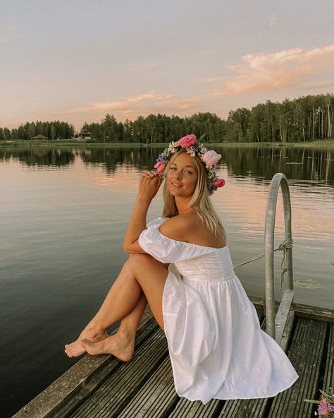 Photoshoot By The Lake, Lake Senior Pictures, Summer Photoshoot Ideas, Whimsical Photoshoot, Cute Senior Pictures, Crown Pictures, Senior Photoshoot Poses, Lake Photoshoot, Crown Photos