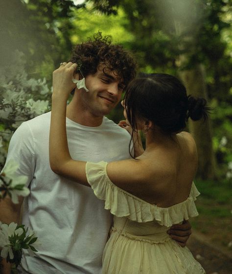 Wedding Forest Photography, Soft Couple Poses, Couple Reference Photo, Love Couple Pic, Most Romantic Pics, Couples Photoshoot Poses Romantic, Romantic Engagement Pictures, Romantic Poses, Couples Fashion