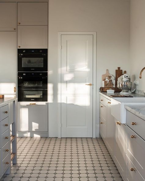 Adjust your budget for installing porcelain tiles in kitchen decorations. Now you can install and use a porcelain tile floor with a simple pattern that has a combination of beige and brown colors so that it has a touch of monochromatic color. The tile pattern used is suitable for decorating farmhouse or rustic kitchens. Simple Look Porcelain Tile frame @annalovesneutrals #kitchenflooringideas #bambooflooring #ceramictiles #flooring Floor Tiles For Small Kitchen, Vct Kitchen Floor, Kitchen Mosaic Floor, Kitchen With Patterned Tile Floor, Kitchen Floor Porcelain Tile, Kitchen Floor Pattern, Affordable Kitchen Flooring Ideas, Unique Kitchen Floors, Patterned Floor Tiles Kitchen