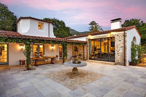 Spanish Style Ranch Homes, Spanish Ranch Style Homes, Santa Barbara Style Homes, Earth Sheltered Homes, Hacienda Homes, Luxury Houses Mansions, Villa Style, Small House Design Exterior, Dream Life House