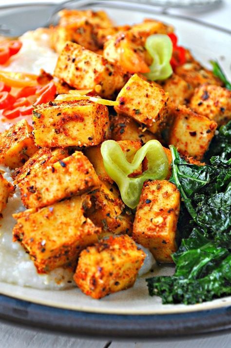 Crispy Cajun spiced tofu served with creamy grits and super garlicky greens. #tofu #vegan #vegandinner #grits #greens Cajun Tofu, Grits And Greens, Vegan Cajun, Tofu Recipes Easy, Creamy Grits, Vegan Beans, Tofu Recipes, Vegan Condiments, Grits