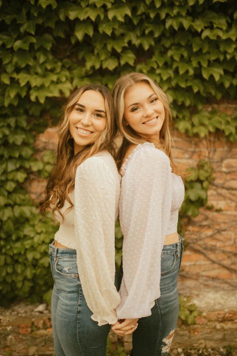 Photo Shoot Ideas For Sisters, Photography Poses 2 People, 2 Person Friend Poses, Bestie Photo Shoot Poses, Sisters Birthday Photoshoot, Photoshoot For Sisters, Sister Posing Ideas, Bff Senior Pictures Photo Shoots, Senior Picture Ideas Sisters