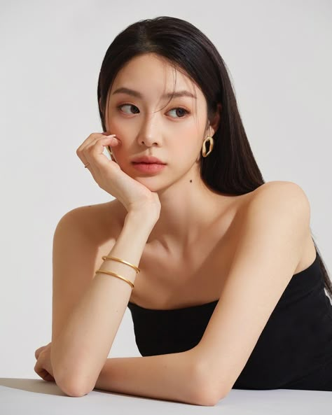 MODEL 백송민 (메이MAY) (@mayay____y) posted on Instagram • Jan 25, 2022 at 1:01am UTC Profile Photoshoot, Korean Photography, Korean Photoshoot, Skin Model, Studio Portrait Photography, Jewelry Photography Styling, Studio Poses, Photoshoot Makeup, Photoshoot Studio