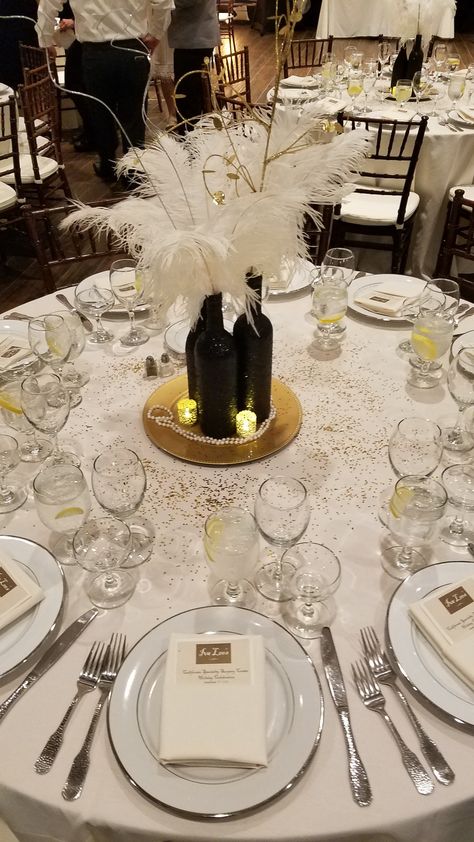 Great Gatsby Tables, Great Gabsy Party Ideas, Gatsby Holiday Party, Gatsby Party Decorations 1920s, 1920 Christmas Party, Gatsby Christmas Decor, Roaring 20s Table Setting, 1920s Balloon Decorations, 1920s Engagement Party