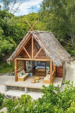 Small simple Casa Hobbit, Hut House, Tropical House Design, Bamboo House Design, Wooden Cabin, Jungle House, Rest House, Bamboo House, Resort Design