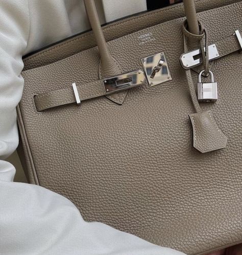 City Aesthetic London, Luxury Plane, Flying Aesthetic, Suitcase Luxury, Luxury Suitcase, Hermes Birkin Bag, Birkin Bags, Aesthetic Paris, Aesthetic London