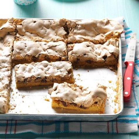 Chocolate Chip & Pecan Meringue Bars Best Potluck Desserts, Desserts Potluck, Meringue Bars, Pudding Flavors, Potluck Desserts, Rhubarb And Custard, Pecan Pie Bars, Different Cakes, Dump Cake Recipes