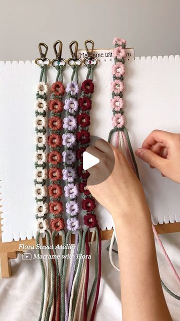 Diy Macrame Wristlet, Diy Macrame Lanyard Tutorial, Daisy Macrame Tutorial, Macrame Wristlet Keychain Tutorial, Macrame Daisy Chain, Macrame Lanyard Diy, Macrame Wristlet Keychain Diy, Macrame Keychain Diy Tutorials, Macrame Gift Ideas