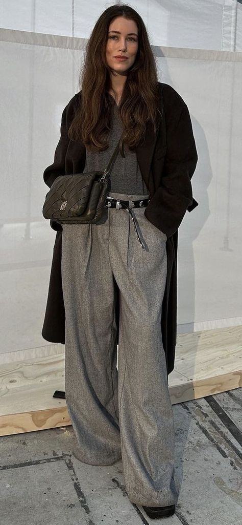 Shawl Outfit Winter, Street Style 2023, Shawl Outfit, Style 2023, Gray Matters, Grey Outfit, Street Style Winter, Autumn Street Style, Wool Pants