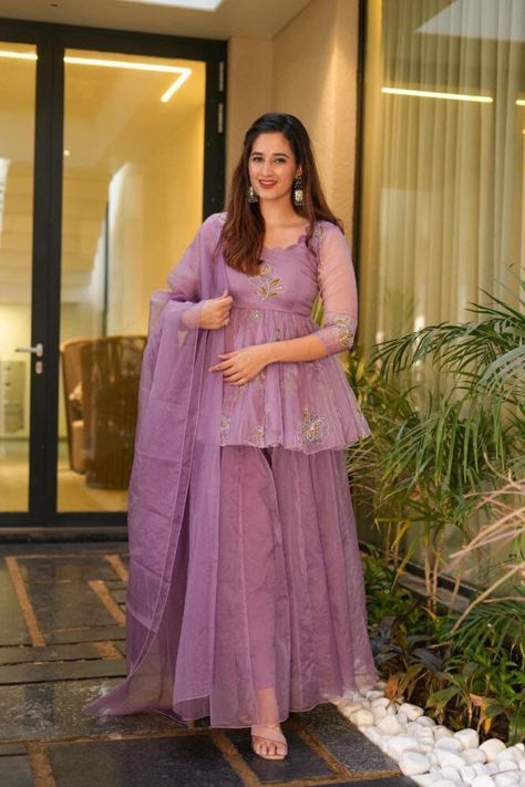 Organza Outfit, Kurta Palazzo Set, Simple Frock Design, Organza Suits, Long Frock Designs, Long Gown Design, Simple Frocks, Indian Dresses Traditional, Modest Dresses Casual