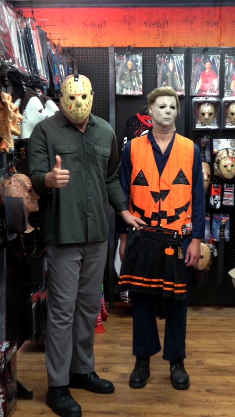 Jason Halloween Costume, Slasher Icons, Jason Voorhees Wallpaper, Halloween Killers, Michael Myers Memes, Horror Memes, Michael Myers And Jason, Michaels Halloween, Cute Lockscreens