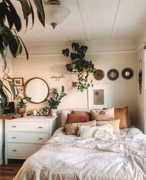 Minimal Bohemian Bedroom, Room Ideas Apartment Bedroom, Boho Bedroom Wood, Orange And Pink Room Aesthetic, Small Bohemian Bedroom, Bedroom Clothing Storage, Decor Ideas Bedroom, Dekorasi Kamar Tidur, Redecorate Bedroom