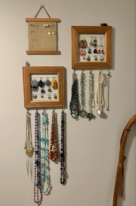 Hanging Necklaces On Wall, What To Do With Picture Frames, Diy Necklace Hanger, Jewlrey Organization Wall Diy, Frame Decorating Ideas, Diy Jewelry Organizer Wall, Necklace Holder Diy, Diy Home Decor Boho, Creative Jewelry Storage