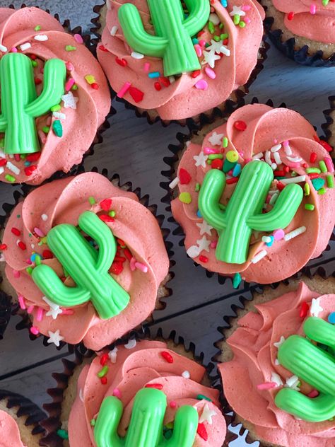 #cactus #cupcakes #cincodemayo #arizona #desert Fondant Cactus, Edible Cactus, Cake Sicles, Mexican Themed Party, Cactus Cupcakes, Desert Party, Bridal Shower Desserts, Fondant Rose, Cake Kit