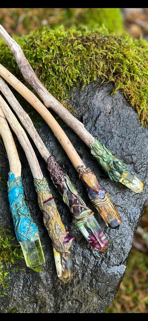 Fairy Walking Stick, Moss And Crystals, Nature Wands For Kids, Mystical Crafts, Wands Ideas, Wand With Crystal, Wands Diy, Spiritual Crafts, Cottagecore Crafts