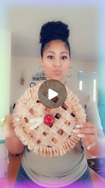 Criss.MissWreaths 🌿🌼🌺🌹🌻 on Instagram: "Enjoy this mini tutorial on my NEW fake bake primitive apple pies!   NOTE: I'm not sure who started the whole sponge technique but I'm surely not the first to do it since I've seen several similar apple pie DIYs. I added my own little twist on it of course but if you know where it began by all means please tag the genius! they deserve all the credit here. 🥰🥰   #fauxfood #applepie #fauxpie #diyapplepie #trendingfall #ctwreaths #ctdecor #CT #etsyseller #crafty #crissmisswreaths #fallwreaths #falldecor #fallvibes #autumnwreaths #fallideas #falldecorideas #fauxapplepie #fakebake #thanksgivingdecor #falldiy #diy #dollartreecrafts #falldecorating #trending #falltrends #turkeywreath #piewreath #pumpkinwreath #tendingaudio" Fake Pecan Pie, Hot Humble Pie Crafts, Fake Apple Pie, Diy Fake Pie, Faux Pie, Fake Pie, Diy Apple, Turkey Wreath, Office Christmas Decorations