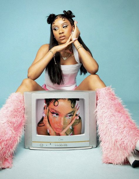 Y2k Baddie Photoshoot, Y2k Photoshoot Ideas Baddie, Meangirls Inspired Photoshoot, Chair Photoshoot Ideas, Tv Screen Aesthetic, Aesthetic Shoot Ideas, 80’s Photoshoot, Bratz Photoshoot Ideas, 90s Themed Photoshoot