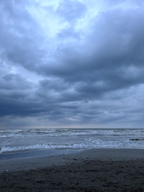 Rainy Beach Aesthetic, Rainy Ocean, Gloomy Beach, Rainy Beach, Rainy Clouds, Rainy Sky, Earth Baby, Rainy Morning, Cloudy Weather