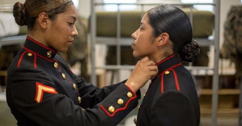 First Marines to get new women's uniform graduate boot camp. Marine Dress Blues Uniform, Marines Dress Blues, Marine Corps Uniforms, Marines Uniform, Marine Dress, Army Dress, Parris Island, Female Marines, Marine Uniform