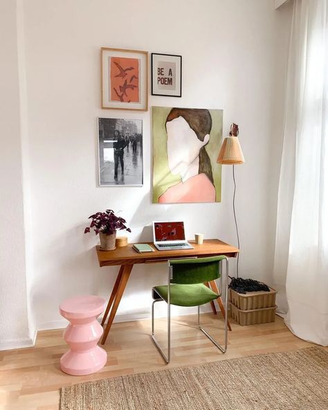 15+ Fabulously Feminine Home Office Ideas & Decor Inspo - Hello Bombshell! Feminine Home Office Ideas, Budget Bedroom Makeover, Luxurious Living Rooms, Feminine Home Offices, Homecoming Queen, Desk In Living Room, Home Office Ideas, Therapy Room, Apartment Decor Inspiration