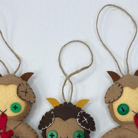 Holly on Instagram: "*Edit:SOLD OUT *Just added these green eyed Krampus ornaments to the shop! ⁣ ⁣ ⁣ ⁣ ⁣ #kawaiikrampus #voodoodoll #artdoll #artdolls #spooky #krampusdoll #xmas #christmasart #creepycute #krampusart #christmashorror #hollysmakingstuff #etsyshop #shopupdate #softsculpture #fiberart #felt #feltdolls #krampusornament #krampuslauf #creepychristmas #krampusnacht #krampus" Krampus Ornaments, Alt Christmas, Christmas Horror, Instagram Edit, Creepy Christmas, Voodoo Dolls, Felt Dolls, Creepy Cute, Soft Sculpture