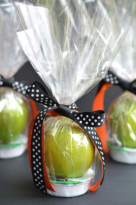 These apple and caramel fall treats are such a GREAT alternative to candy! They'd be fantastic as teachers gifts, party favors or even fall birthdays! Apple And Caramel, Teacher Treats, Hallowen Ideas, Fall Birthday Parties, Harvest Party, Fall Fest, Teachers Gifts, School Treats, Employee Appreciation Gifts