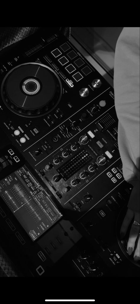 Dj Board Aesthetic, Dj Operator Wallpaper, Music Equipment Aesthetic, Dj Black And White, Dubbing Studio Aesthetic, Black Musician Aesthetic, Wedding Dj Aesthetic, Black Club Aesthetic, Dj Decks Aesthetic