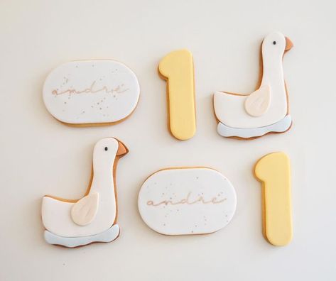 Amor à Colher | Cake Design on Instagram: "🤍💛" Goose Cookies Decorated, Goose Birthday Theme, Goose Themed 1st Birthday, Duck Duck Goose Birthday Party, One Silly Goose Cookies, Silly Goose Cake, One Silly Goose Birthday Cake, Goose Themed Birthday Party, Goose Birthday Cake