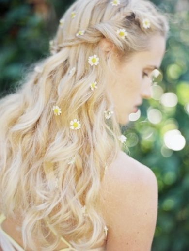 Wonderful and Love the flowers but it might be too simple for a bride. Winter Wedding Hair, Flowers In Her Hair, Long Blonde, Bridal Beauty, Beach Hair, New Age, Pretty Hairstyles, Flowers In Hair, Hair Trends