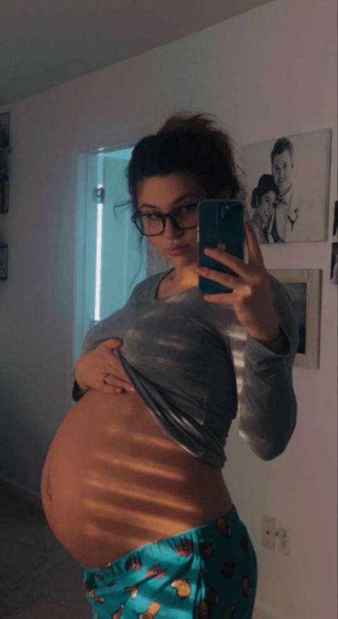 moms 
pregnancy Pregnant Snapchat, Girl Pregnant, 32 Weeks Pregnant Belly, Black Pregnant Belly, Pregnant Girl, 6 Month Pregnancy Belly, Pregnant Selfies, Belly Stuffing Female, Pregnant Belly Aesthetic