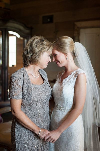 Clover Photography, Mother Daughter Wedding, Wedding Photography List, Mother Daughter Pictures, Wedding Reception Photography, Mother Daughter Photography, Wedding Picture Poses, Pose Fotografi, Wedding Photos Poses