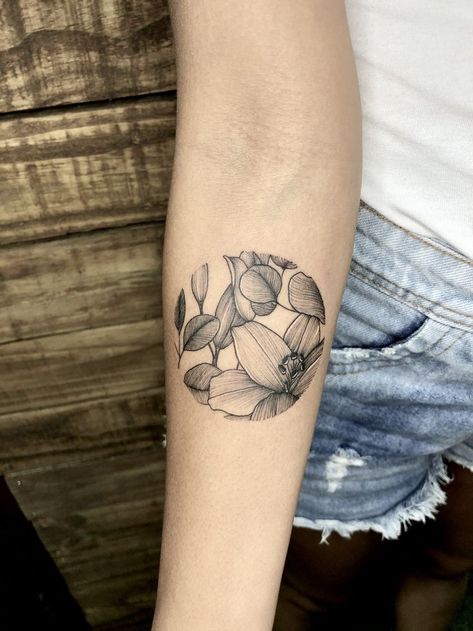 Circular Floral Tattoo, Round Tattoo Ideas, Floral Tattoo Coverup, Geometric Floral Tattoo, Round Tattoos, Circular Tattoo Designs, Circle Tattoo Design, Black And White Flower Tattoo, Hexagon Tattoo