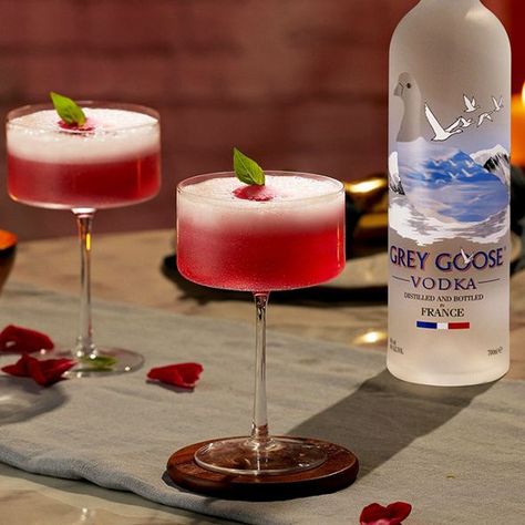 Grey Goose Martini Recipe, Grey Goose Drinks Recipes, Grey Goose Drinks, Grey Goose Martini, Grey Goose Cocktails, Vesper Martini, Kiss From A Rose, Pear Cocktails, Vodka Lime