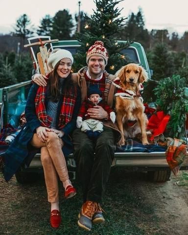 Make this year your best holiday card ever! Get inspired by instagram worthy Christmas and holiday themed photos on Christmas Tree farms, vintage trucks an Sarah Vickers, Christmas Family Photoshoot, Classy Girls Wear Pearls, Cute Christmas Outfits, Photos With Dog, Family Christmas Pictures, Christmas Shoot, Christmas Family Photos, Foto Tips